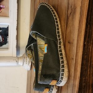 Ubuntu green slip on shoes size 9w